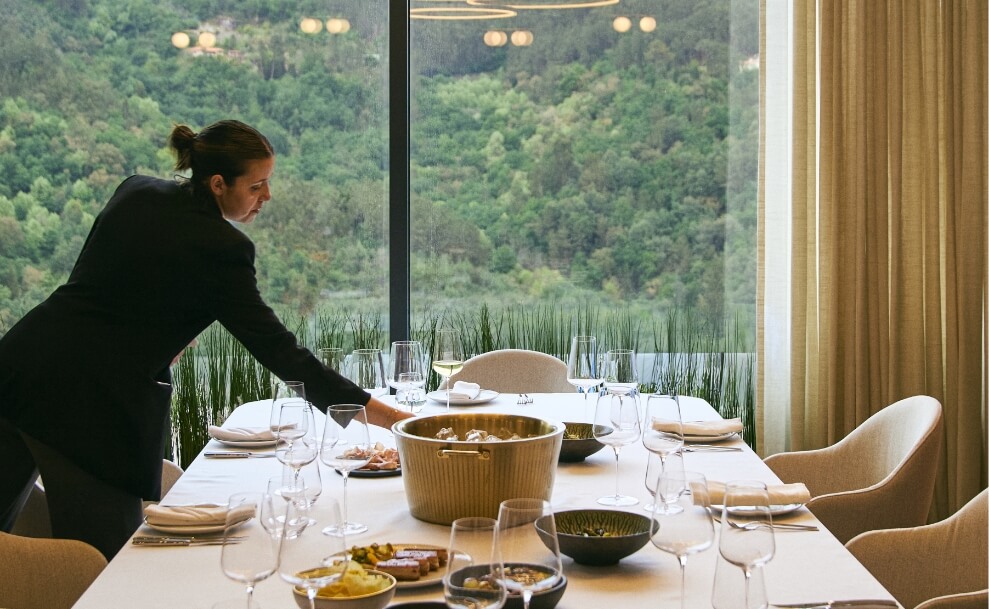 Interior do restaurante com mesa e cadeiras