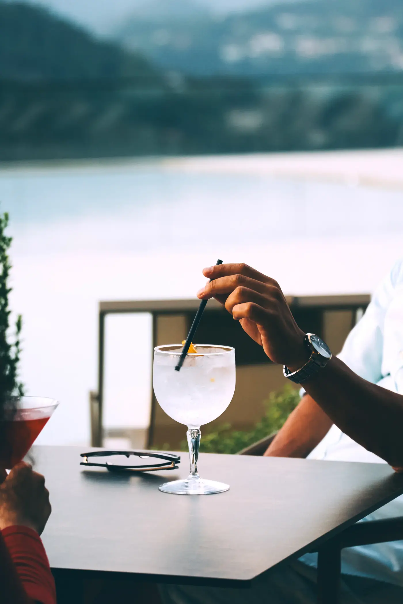 Cocktail no bar com vista para o Cávado