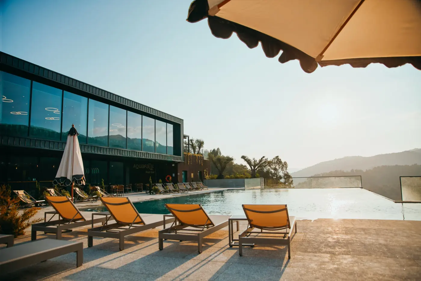 Piscina infinity e bar com vista para a Caniçada