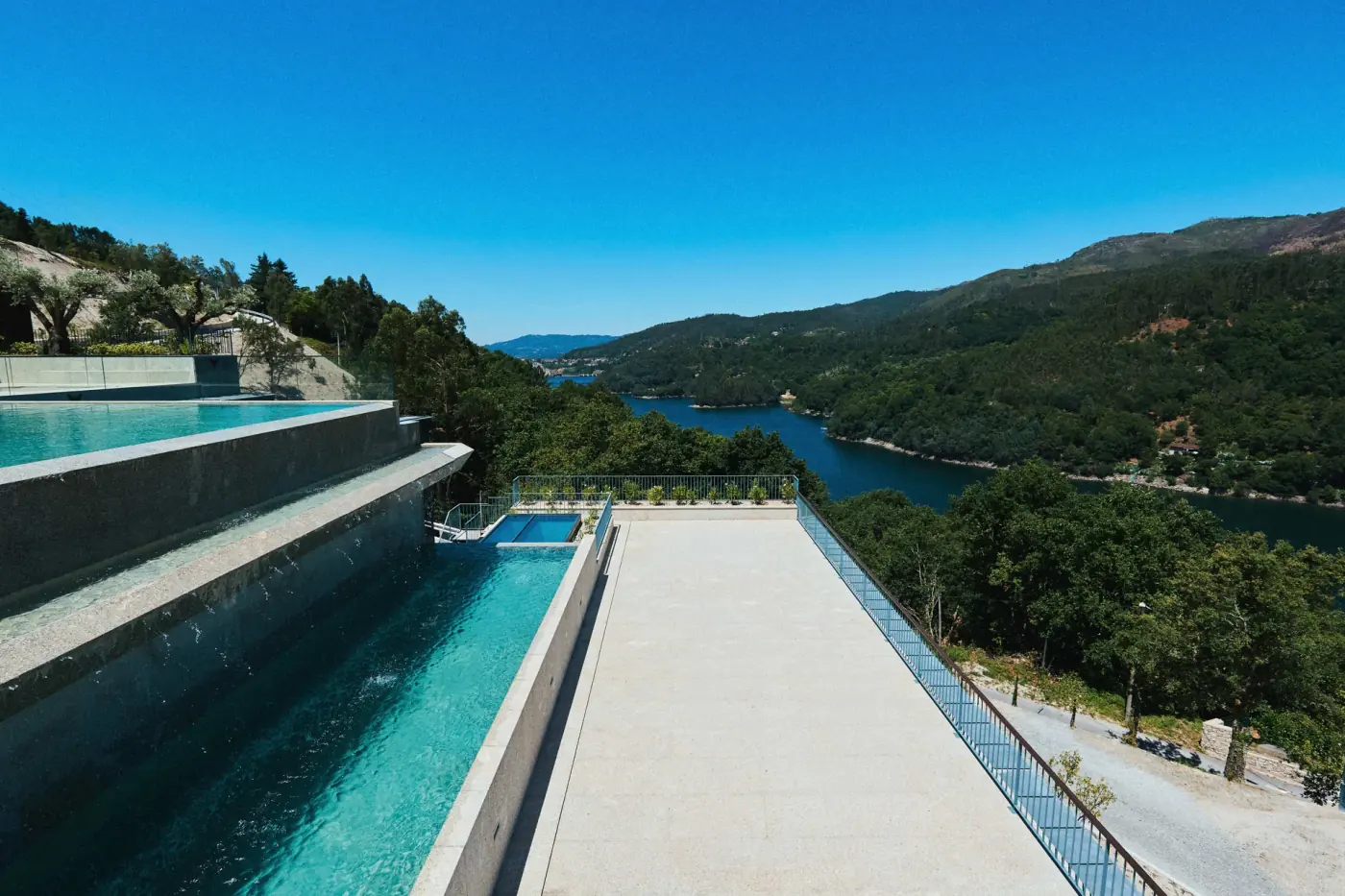 Piscinas em cascata com vista para o vale